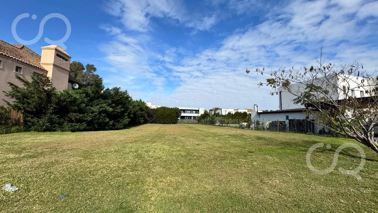 IMPERDIBLE!! VENTA HERMOSO TERRENO INTERNO EN HARAS SANTA MARIA - BARRIO EL ATARDECER 2
