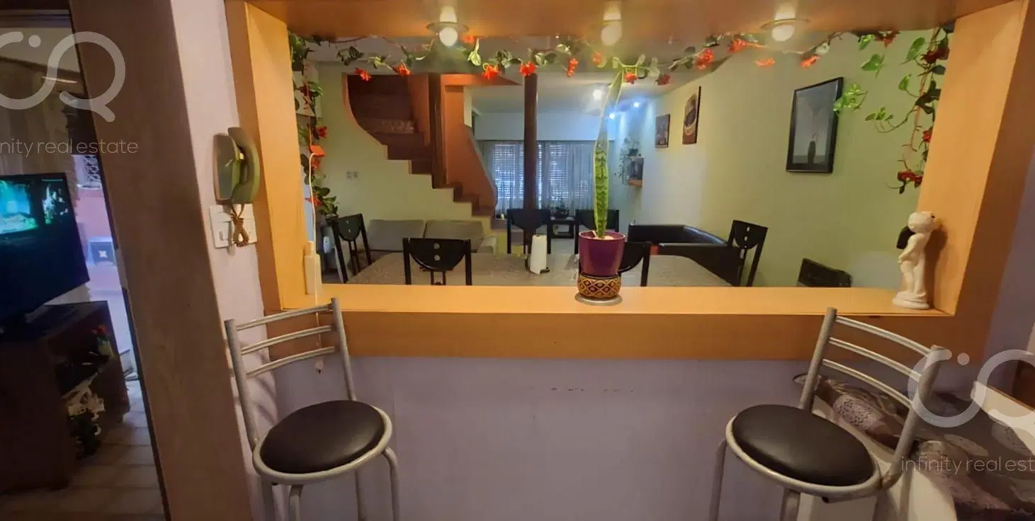 Venta casa sobre lote propio-7 Ambientes- Cocheras- Quincho- Patio- Parrilla -Balcones 5