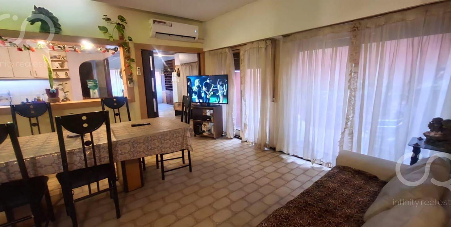 Venta casa sobre lote propio-7 Ambientes- Cocheras- Quincho- Patio- Parrilla -Balcones