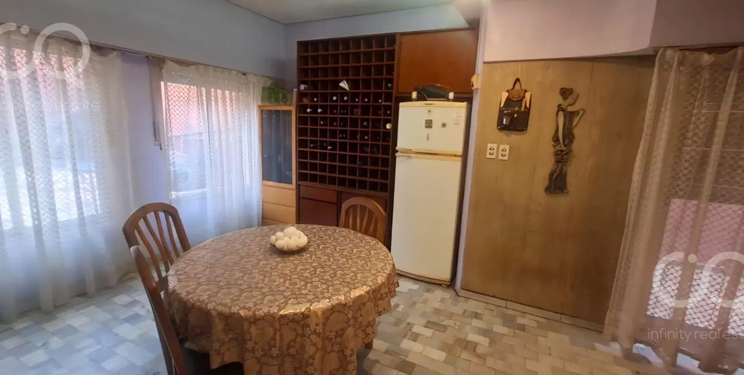 Venta casa sobre lote propio-7 Ambientes- Cocheras- Quincho- Patio- Parrilla -Balcones 4