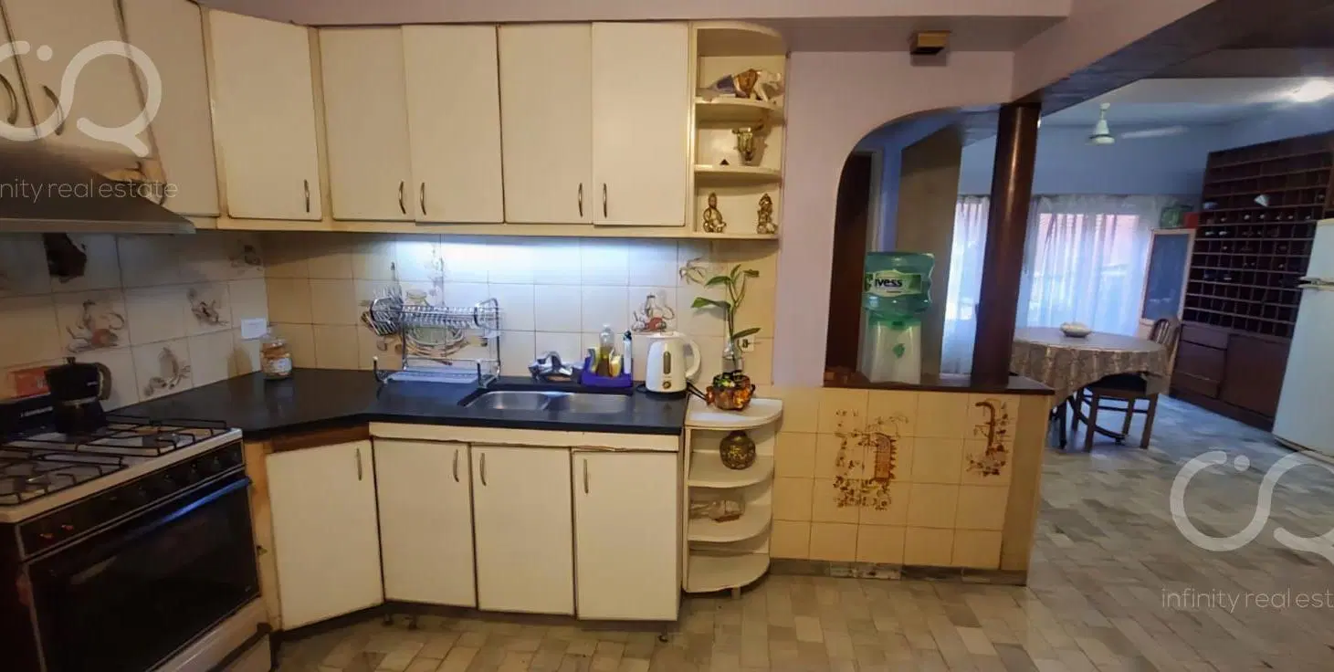 Venta casa sobre lote propio-7 Ambientes- Cocheras- Quincho- Patio- Parrilla -Balcones 3