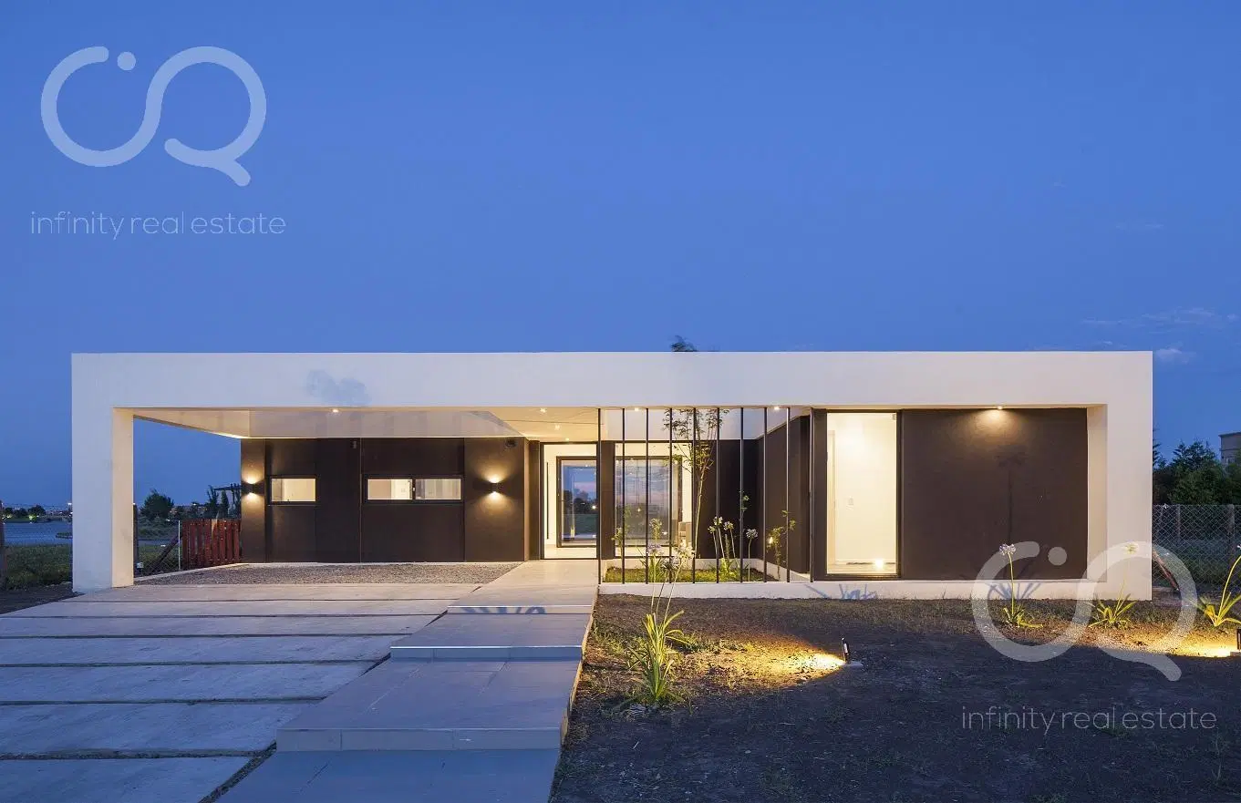 CASA EN VENTA VILLAGE PLAZA 8