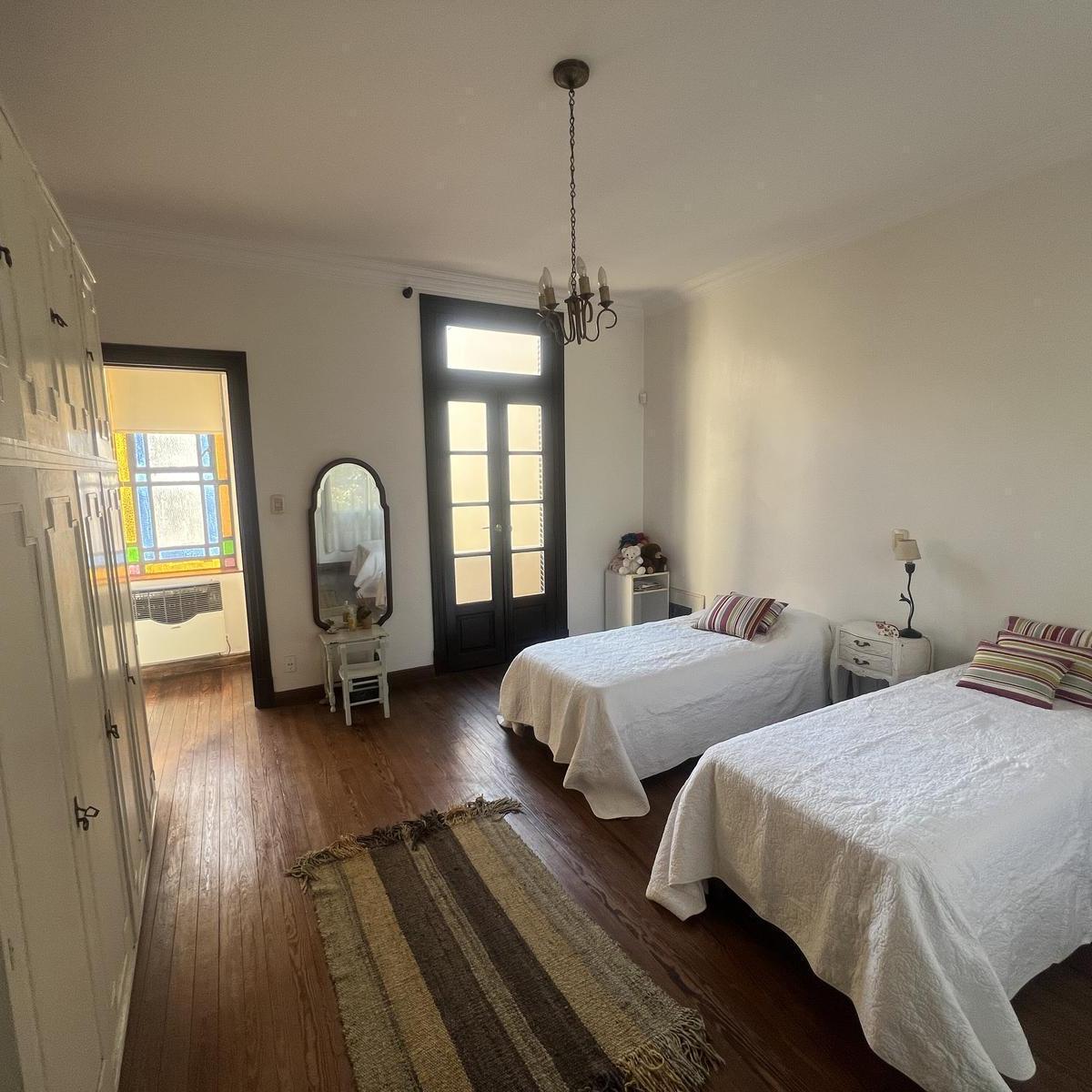 Casa en Venta 4 Dorm. + Comodín, Cochera - Gran Patio con Jardín 2