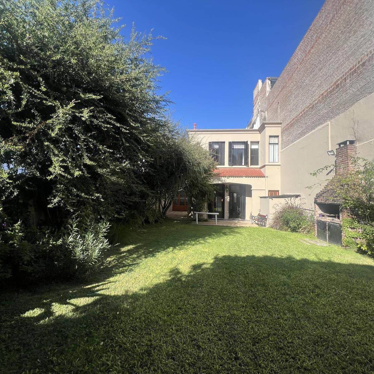 Casa en Venta 4 Dorm. + Comodín, Cochera - Gran Patio con Jardín 1
