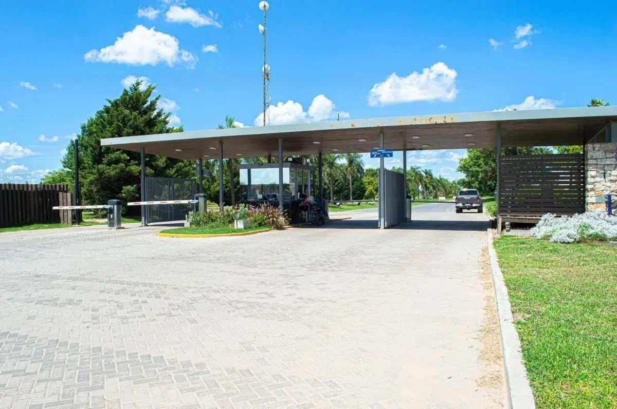 Increíble lote en esquina en Puerto Roldán 8