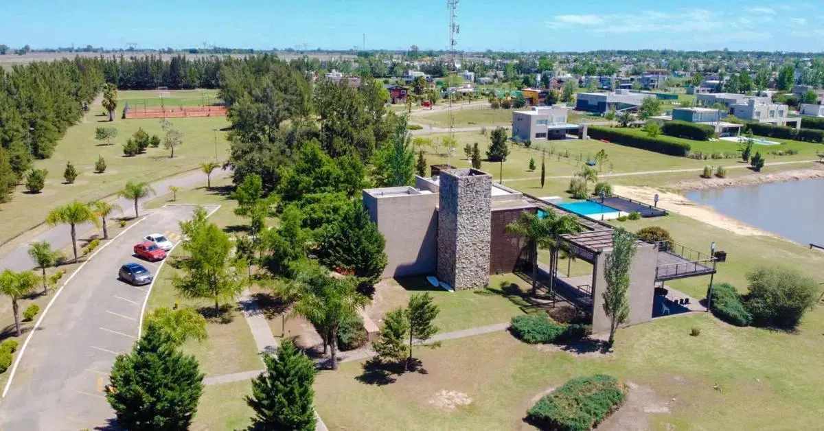 Increíble lote en esquina en Puerto Roldán 3