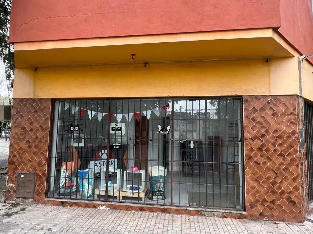 ALQUILER Local en Maipu y Gaboto! 3