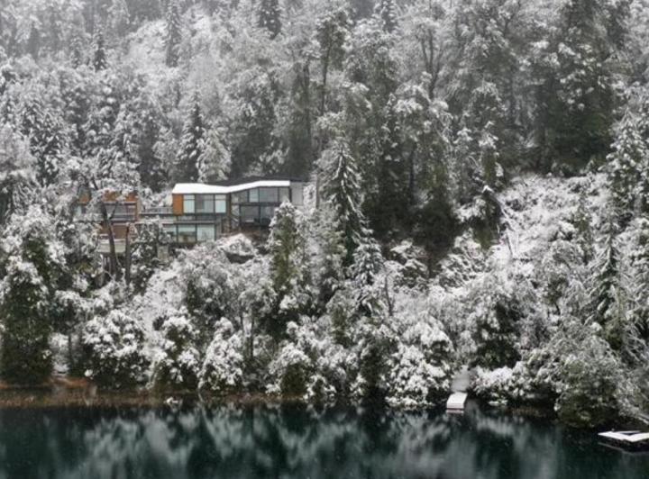 Casa Del Bosque,  costa de lago y muelle. Lago Moreno . circ chico . Bariloche 3