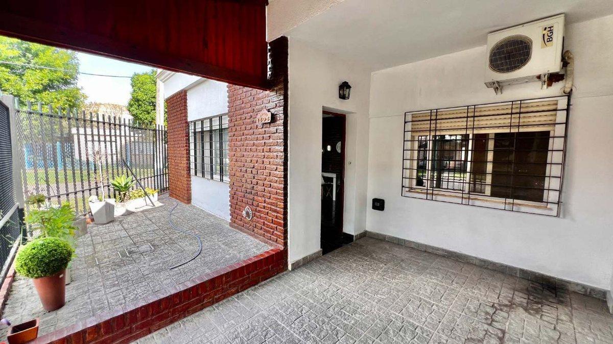 Venta Casa 3 amb. con cochera en Ituzaingo