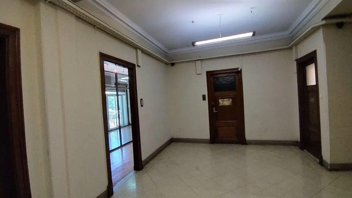 Venta Oficina Centro, Renovada c/balcon y cochera 5