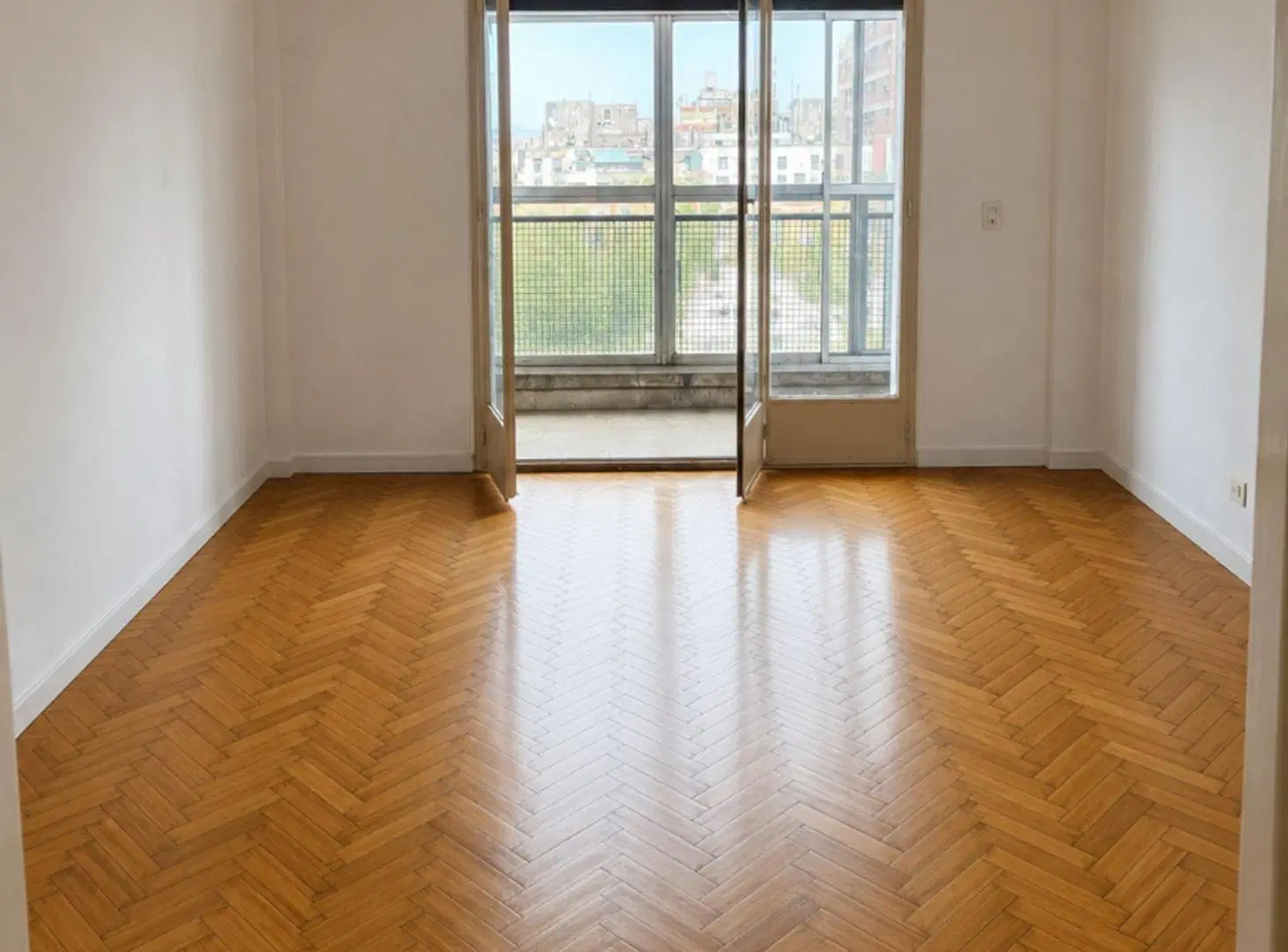 Venta 2 Ambientes con Balcon frente Plaza Miserere 4