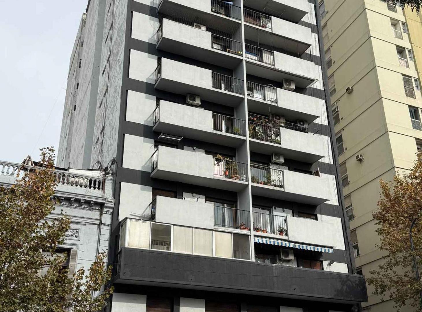Venta 2 Ambientes con Balcon frente Plaza Miserere