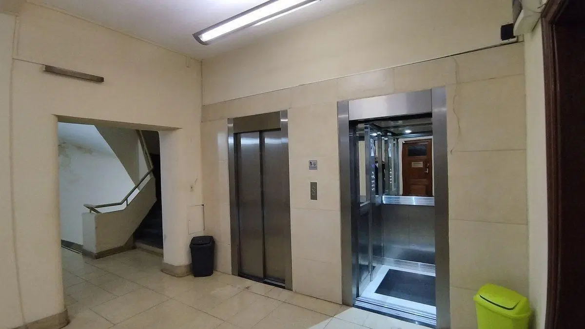 Venta Oficina Centro, Renovada c/balcon y cochera 5