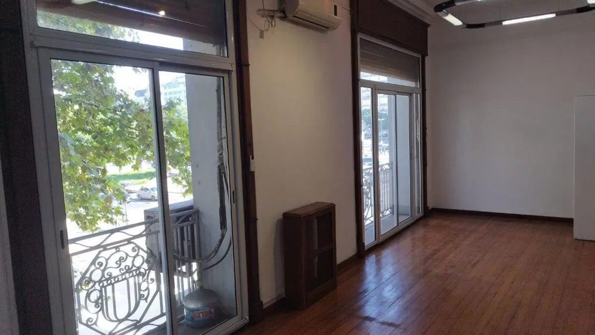 Venta Oficina Centro, Renovada c/balcon y cochera 3
