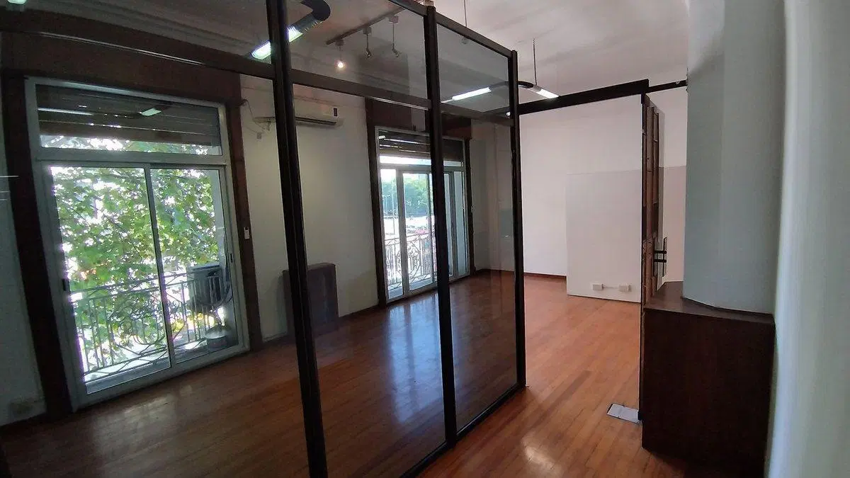 Venta Oficina Centro, Renovada c/balcon y cochera 2