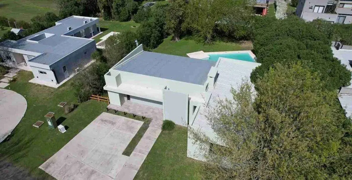 VENTA CASA CON PILETA A ESTRENAR - LA CANDIDA 4