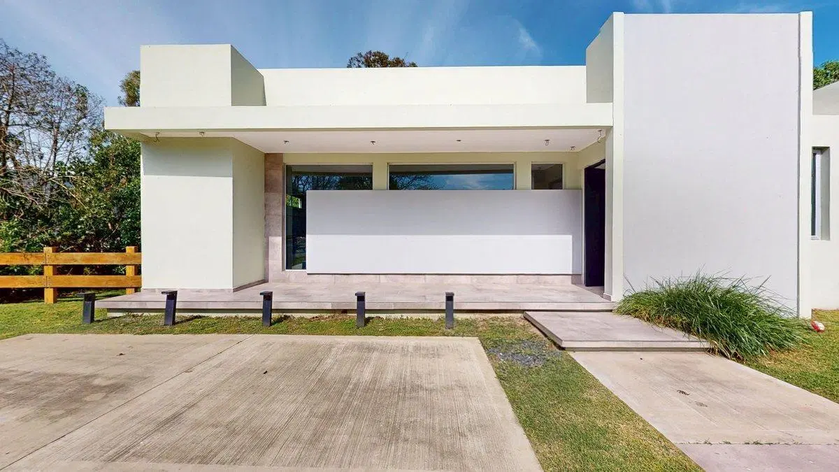 VENTA CASA CON PILETA A ESTRENAR - LA CANDIDA 2