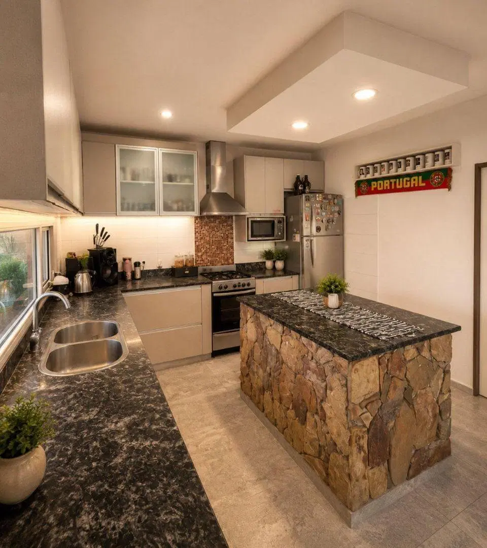 Venta Casa Categoría 5 Ambientes,Jardin y Piscina. 2