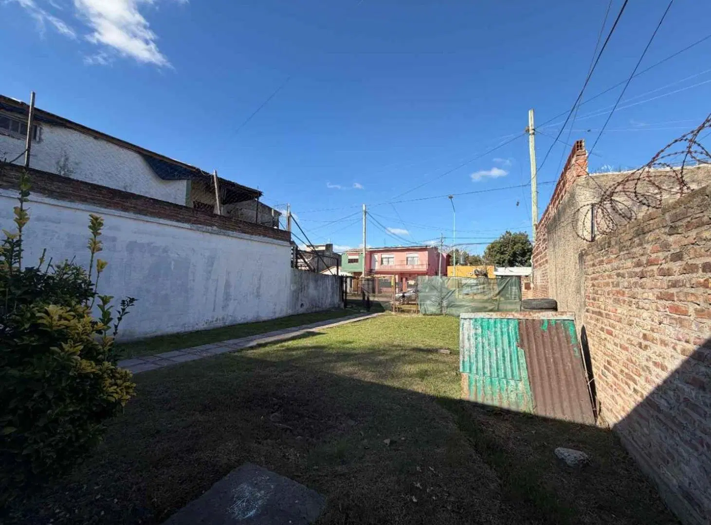 VENTA TERRENO C/CASA A REFACCIONAR RAFAEL CALZADA 3