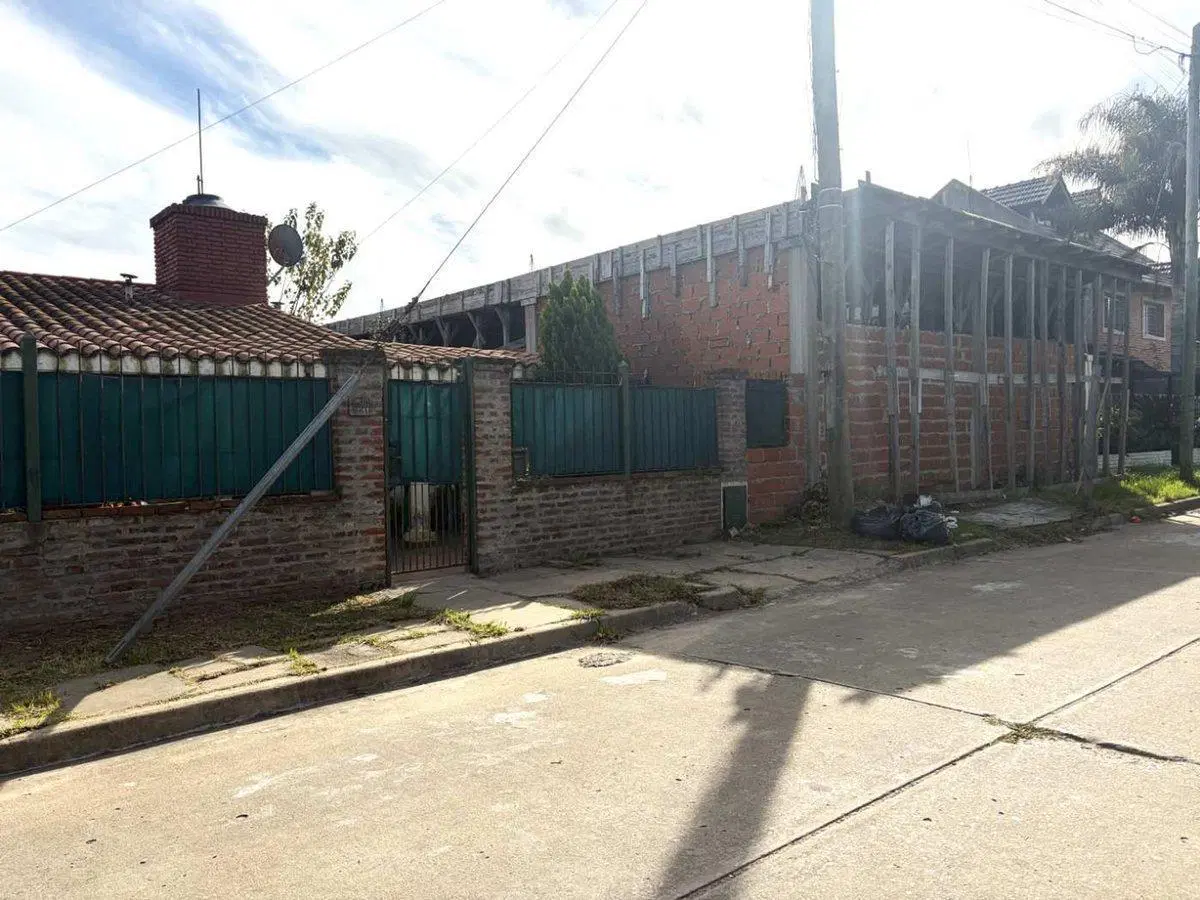 CASA EN VENTA CON GRAN LOTE EN VILLA CELINA 1