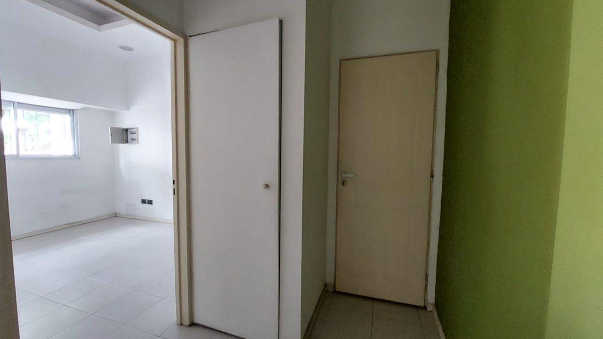 Foto de VENTA LOCAL CON COCINA Y BAÑO EN LINIERS, imagen 2