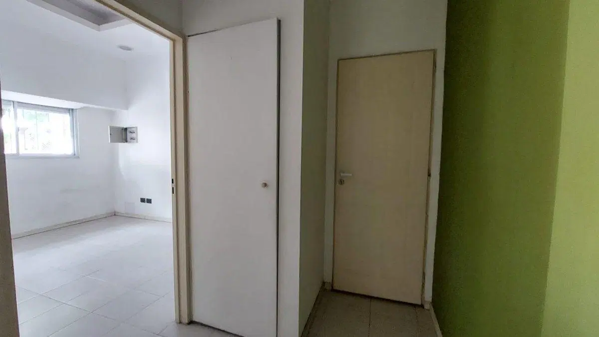 VENTA LOCAL CON COCINA Y BAÑO EN LINIERS 2