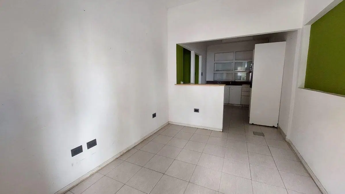 VENTA LOCAL CON COCINA Y BAÑO EN LINIERS 4