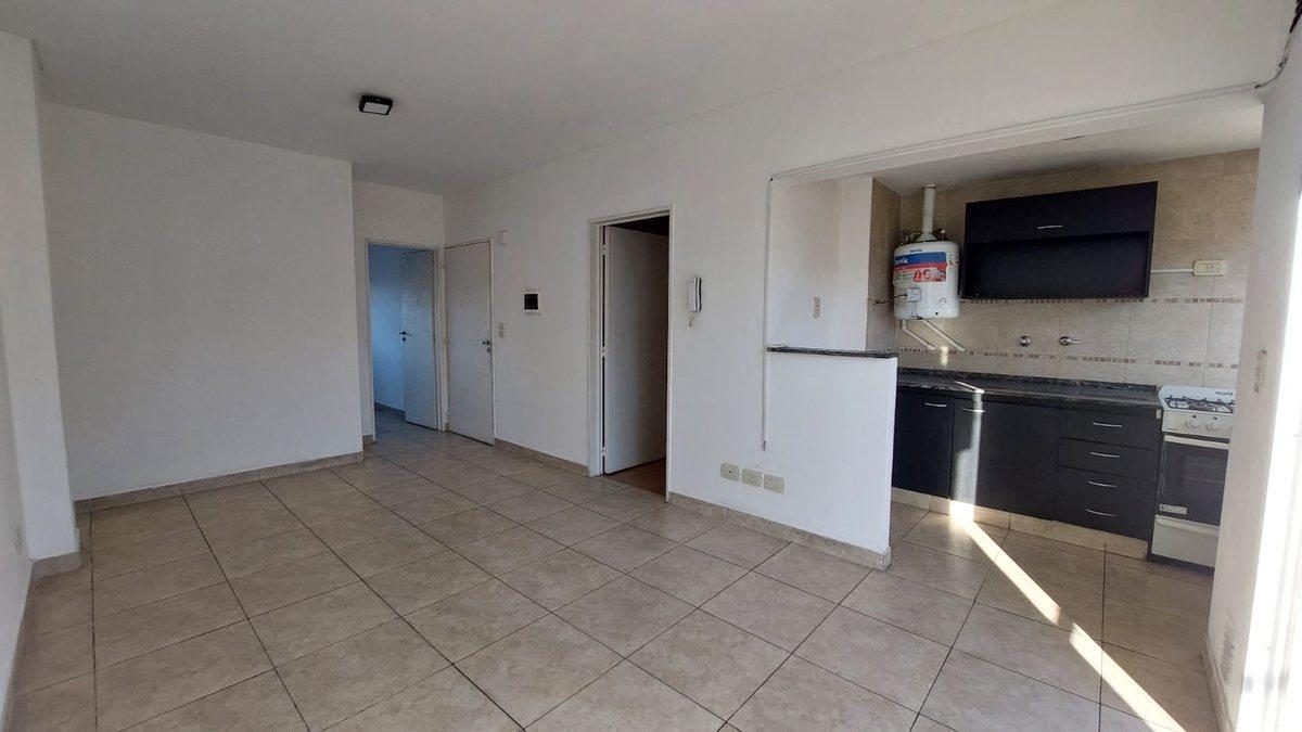 Foto de DEPARTAMENTO 2 AMBIENTES CON BALCON EN FLORESTA, imagen 4
