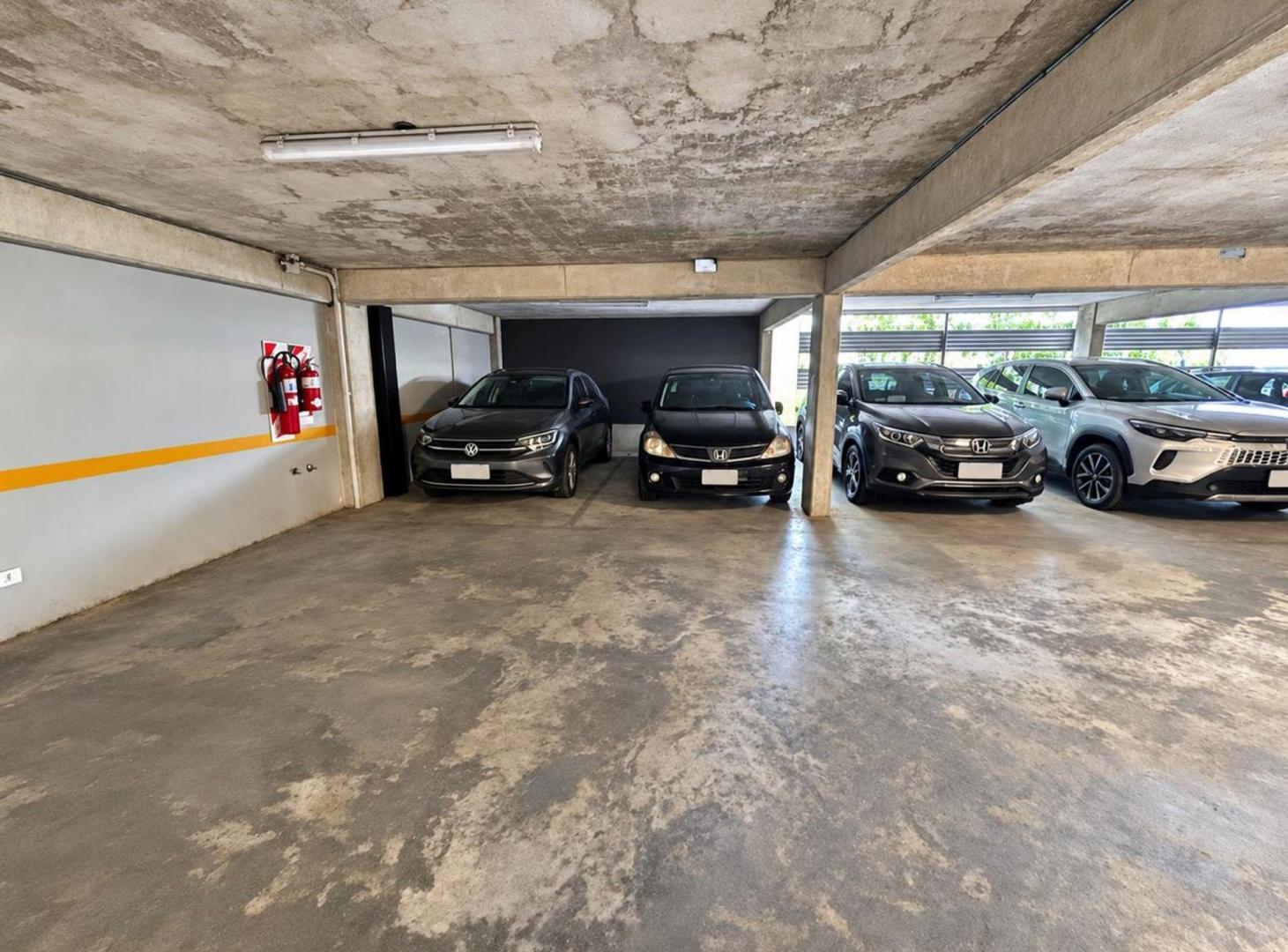 Foto de VENTA - COCHERA CUBIERTA - PARQUE CHAS, imagen 2