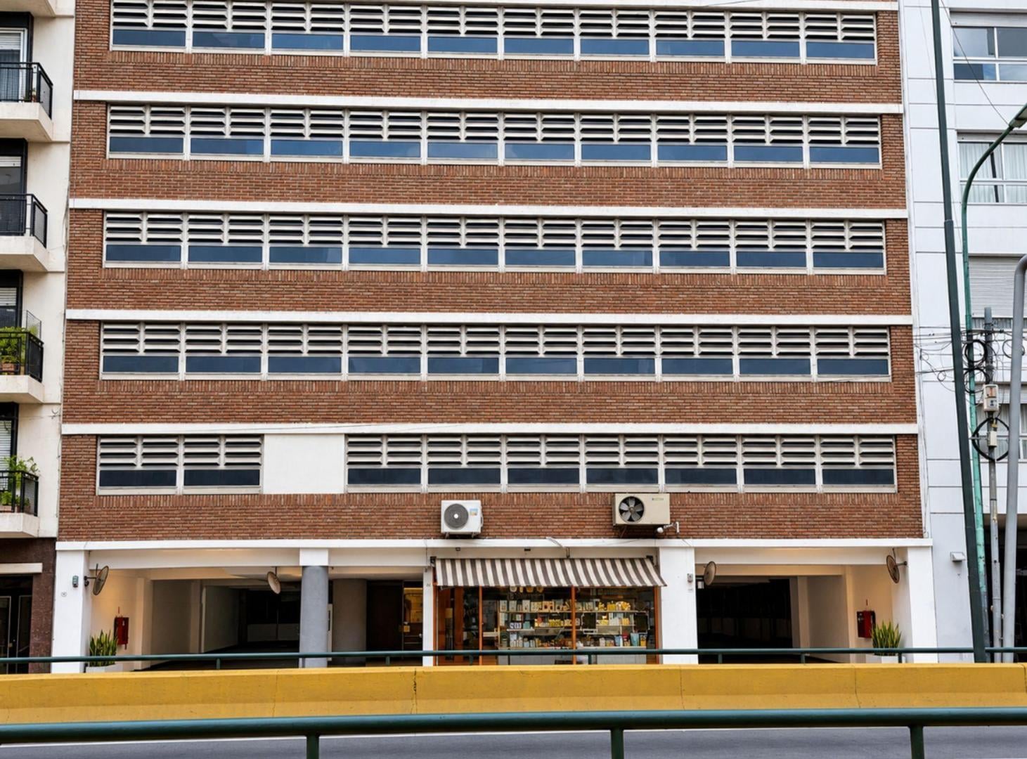 Foto de VENTA COCHERA FIJA CUBIERTA AV. CABILDO 140 CA, imagen 5