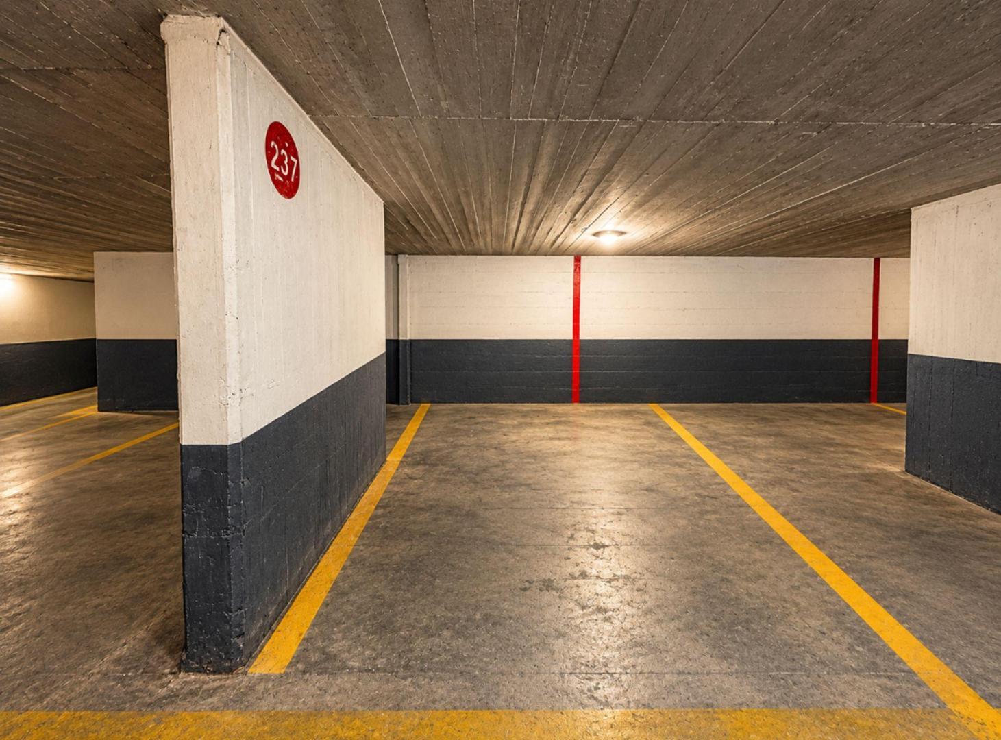 Foto de VENTA COCHERA PRIVADA - VIAMONTE 700 - MICROCENTR0, imagen 2