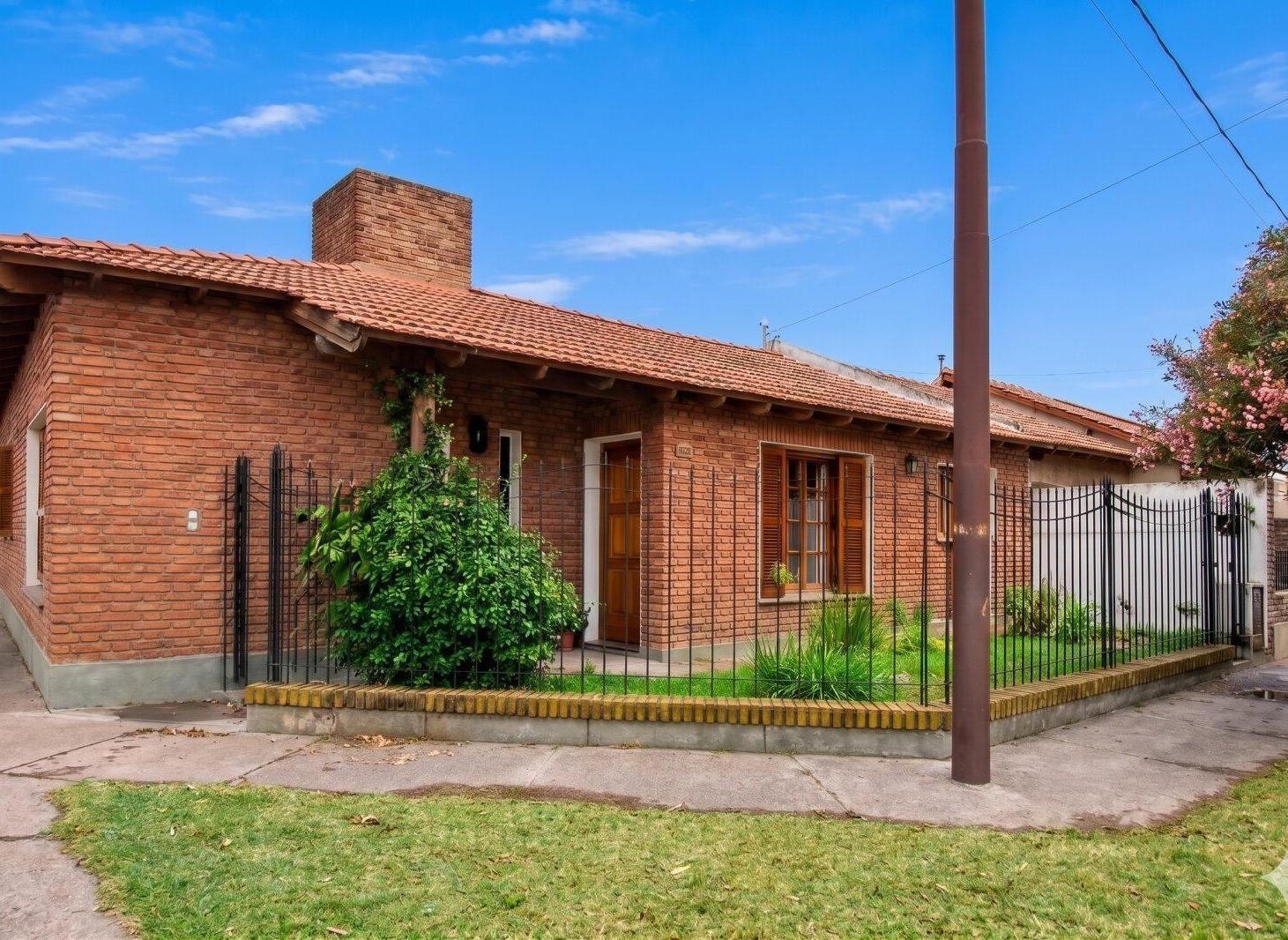 Foto de Casa 4 dormitorios con quincho y garage doble — Barrio San Martín, imagen 2