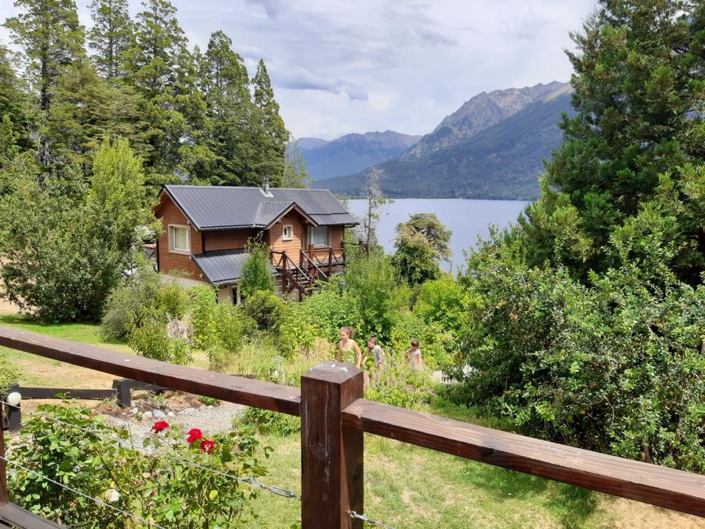 Complejo de Cabañas con Vista Al Lago Gutierrez Bariloche Excelente Inversión 1