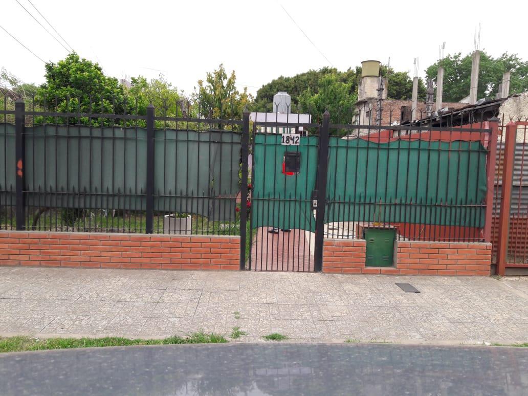Casa de 3 ambientes en Lanús Este.