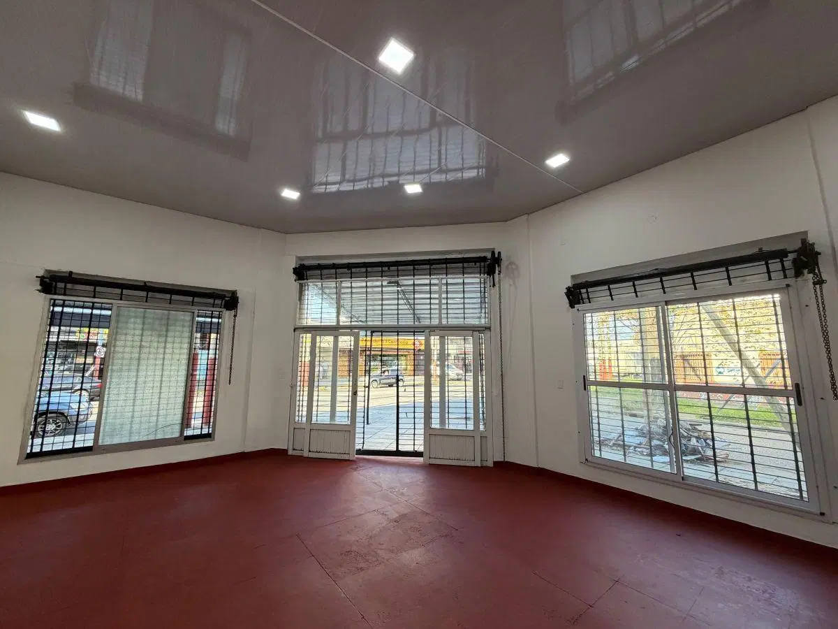 Local comercial en Av. Quindimil. Lanús Oeste 2