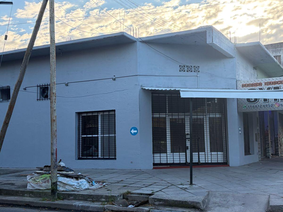 Local comercial en Av. Quindimil. Lanús Oeste