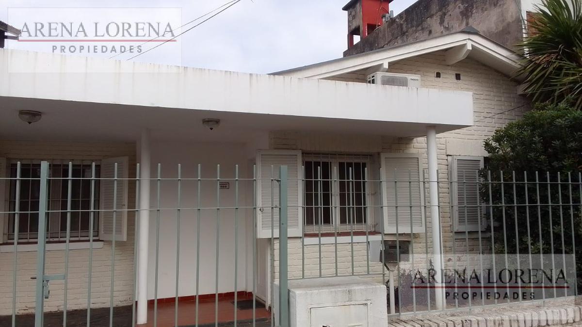 Foto de Casa 3 Dormitorios- Sobre calle Sarmiento- Castelar Norte- B.Ayerza, imagen 2