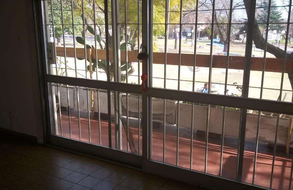 Gz Gran Oportunidad! Depart. Tres Ambientes Frente a Plaza La Paz en Bernal 5