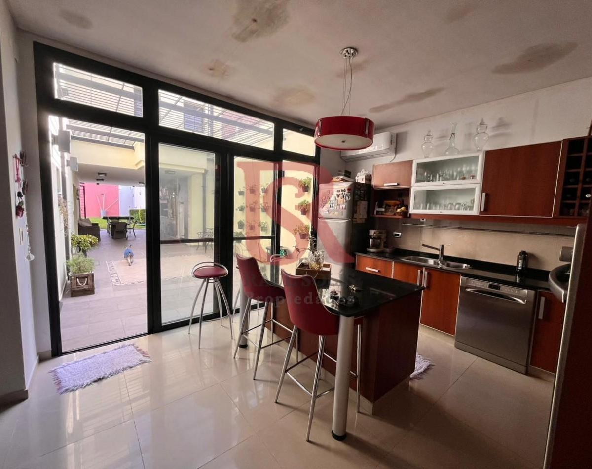 Dn - Hermosa Casa de 7 Ambientes Totalmente Reciclada a Nuevo en Venta en Quilmes o 3