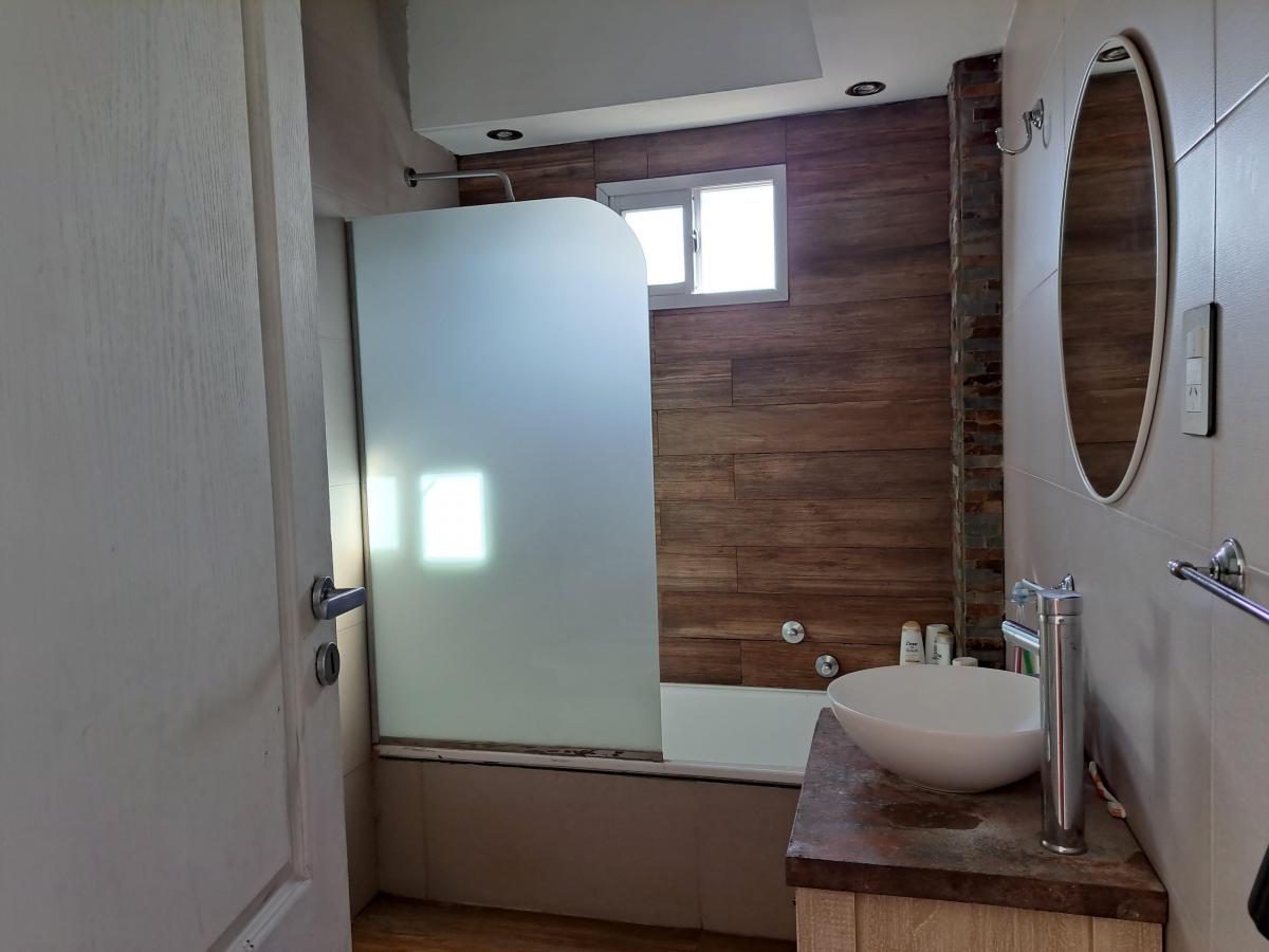Fv Enorme Casa en Venta Remodelada, con Amplio Patio en un Barrio Muy Tranquilo 1