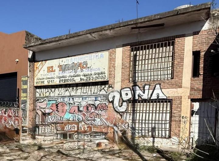 Alquiler - Amplio local/deposito sobre Av. Mitre 1