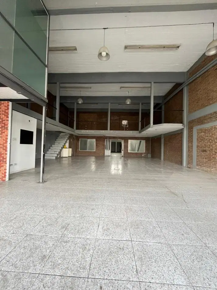 AJ - AMPLIO LOCAL SOBRE AV. LA PLATA - QUILMES OESTE 5
