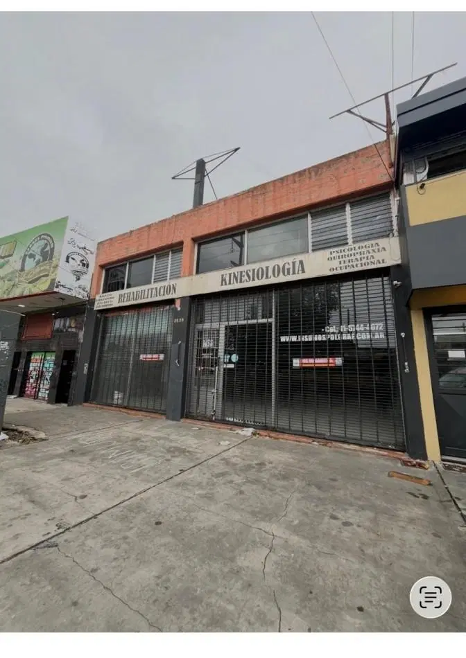 AJ - AMPLIO LOCAL SOBRE AV. LA PLATA - QUILMES OESTE 2