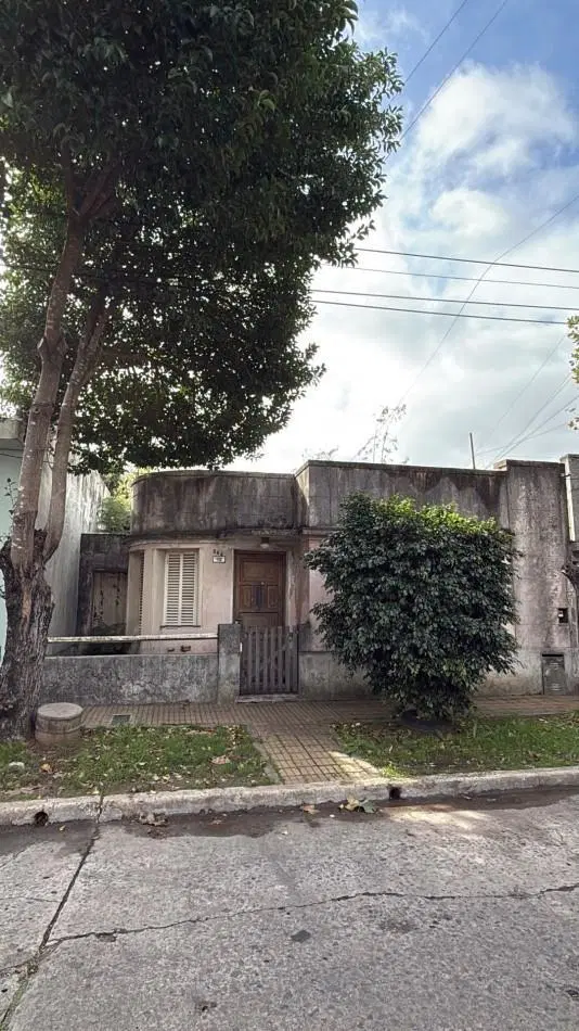 AJ - Casa a reciclar con gran potencial, Excelente ubicacion 3
