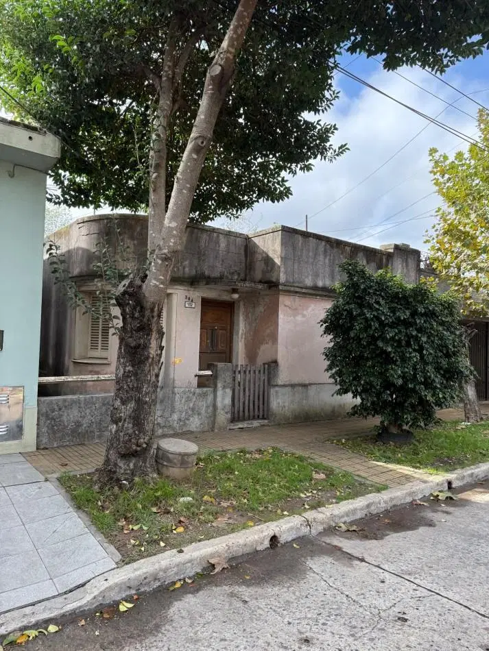 AJ - Casa a reciclar con gran potencial, Excelente ubicacion 2