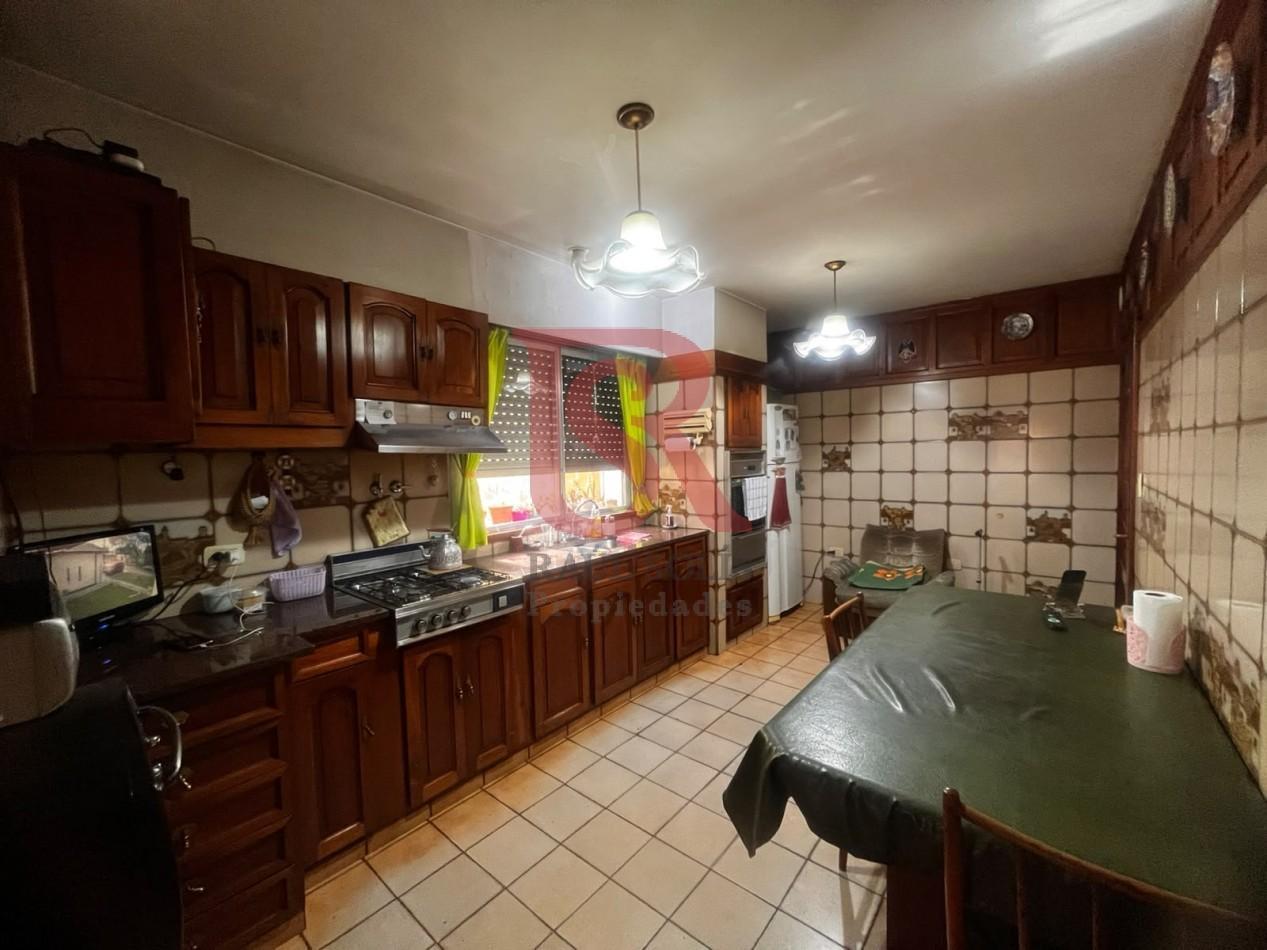 Foto de GZ-Casa de categoria cinco ambientes con Pileta, imagen 2