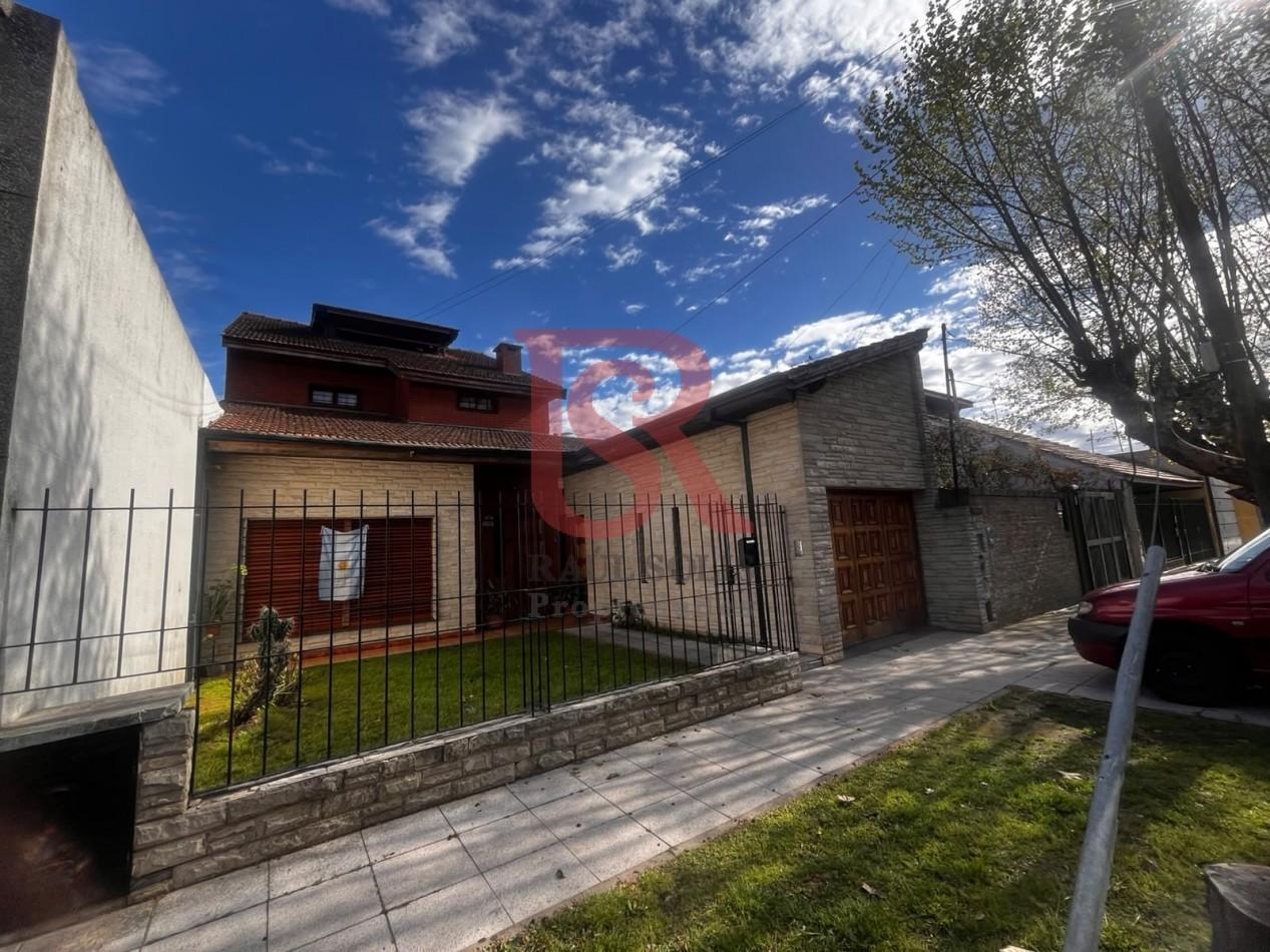Foto de GZ-Casa de categoria cinco ambientes con Pileta, imagen 1
