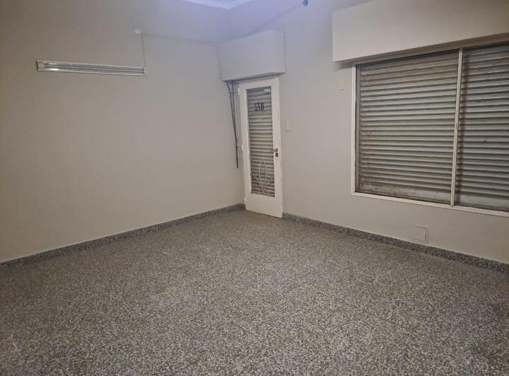 Bravard 872, ALQUILA Local comercial. 3