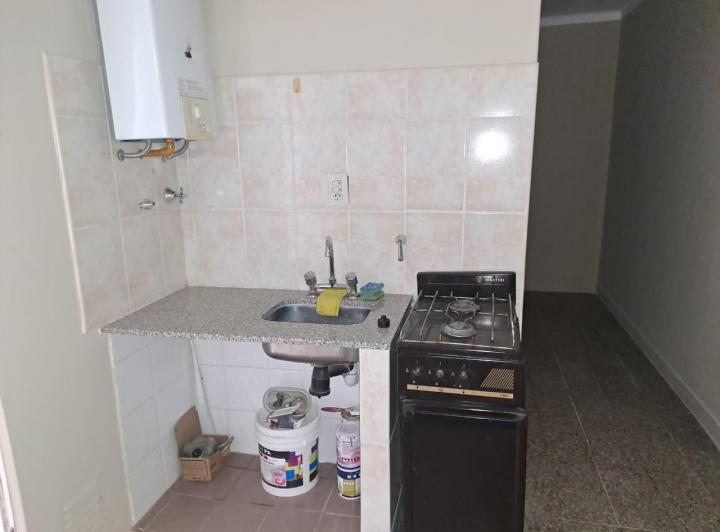 Bravard 872, ALQUILA Local comercial. 5