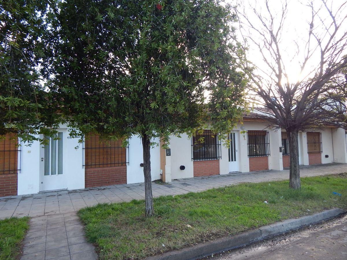 Naposta 87, ALQUILA Casa de dos dormitorios.